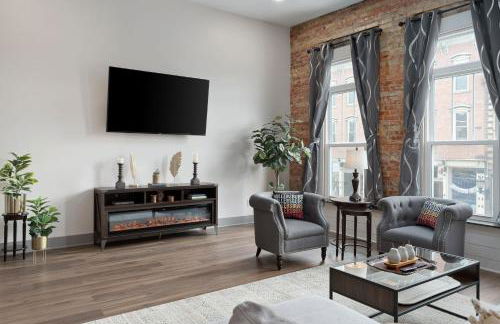 Private Boutique Getaway - Fireplace & Soaking Tub - Downtown Loft - by Cross-Key Vacation Rentals - Photo 4