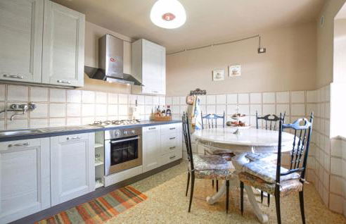 2 Bedroom Nice Home In Camaiore - Photo 2