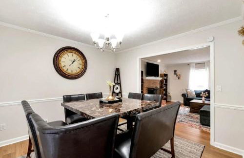 4BR Cozy Family Retreat Near Mall of GA, Near Lake Lanier - Sleeps 10 - Foto 32