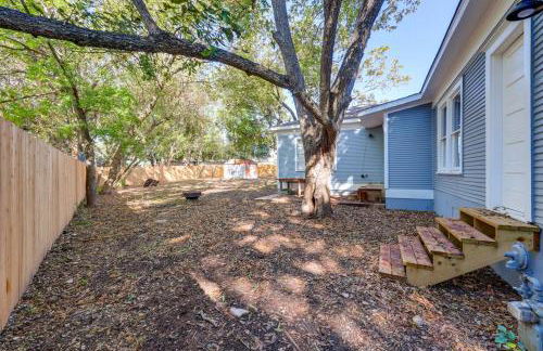 Walk to Downtown Shops and BBQ Home with Fenced Yard - Foto 23