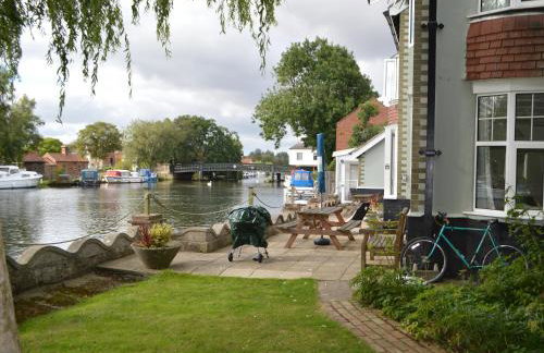 Riverside House - Photo 17