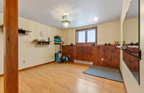 Spacious Accessible Waterfront Retreat with Hot Tub - Foto 47