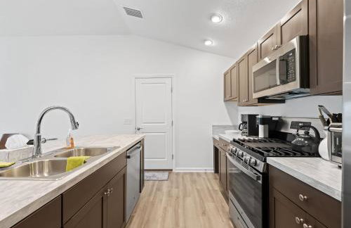 1642 Z5 VILLAGE OF LAKE DENHAM by REMAX Premier - Foto 14