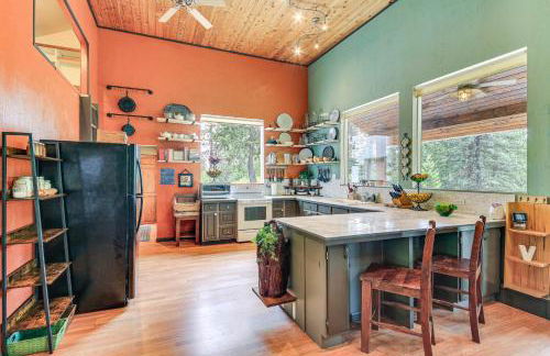 Rustic and Modern Home with Forest Views in Newport! - Foto 8