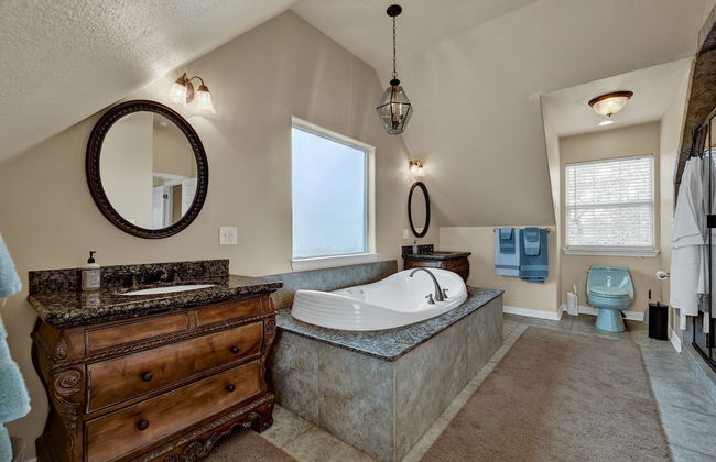 The Elizabeth Haus Upper Suite - Photo 14