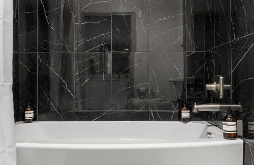 Urban Retreat - Free Parking, WiFi, Walk to Stadium - Foto 37