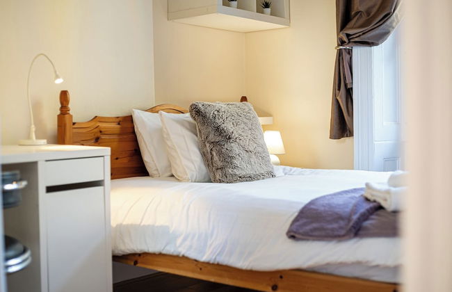 Stylish 2Bed Steps from Iconic Waterloo - Photo 7