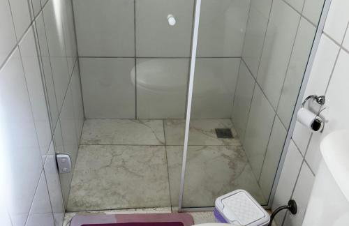 Chalé com PISCINA Privativa, com 2 QUARTOS, ESTACIONAMENTO em Condomínio com PORTARIA 24h, Sauna, Quadras, 3 PISCINAS no condomínio, Pesca e Parquinho Infantil - SmarTV na sala de estar, TV na área CHURRASQUEIRA, Wi-Fi e Cozinha Completa - Foto 39