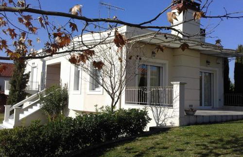 Vintage Garden House - Photo 1