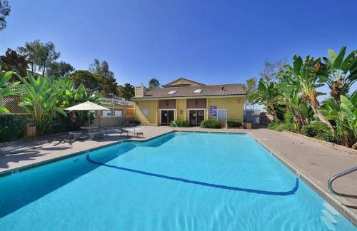 Entire Private Home with 3 Bedrooms 2 Bathrooms, Family Home Free Pool, Tub and Parking, Available Now - Foto 3