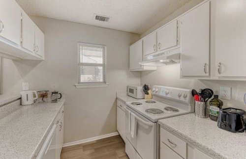 Stylish City Getaway 2B - Sleeps 6 - Pool, Prkg - Foto 24