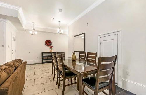 Modern 4BR City Condo 5min drive to FQ - Foto 42