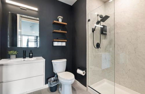 2BR 2BA, King bd, Gym, Free Parking, 8min to Train - Foto 14