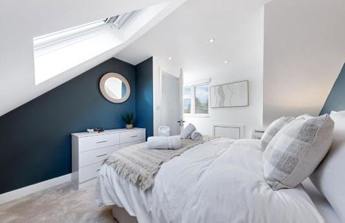 AC & Private Drive Stylish 4BR 5 Beds 8 Guests Wifi And Parking - Photo 35