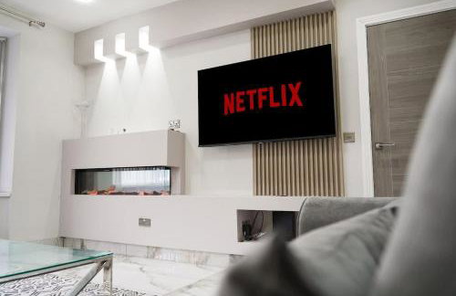 Stylish Home With Free Parking And Easy City Access - Photo 16