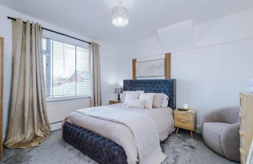 Luxury 3-Bedroom Apartment with 75-Inch TV, Fireplace & Terrace near Manchester Airport - Photo 1