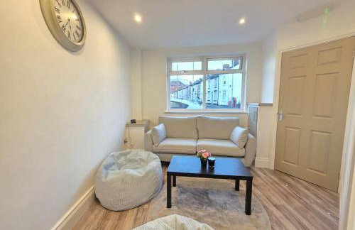 #18 Anfield 5 min walk Sleeps 7 4BR 5Bed 3Bathrms - Photo 17