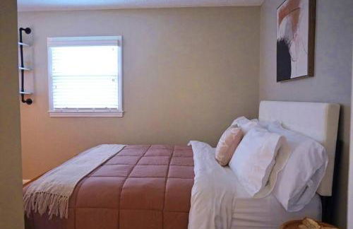 Spacious Pet Friendly Home - Photo 2