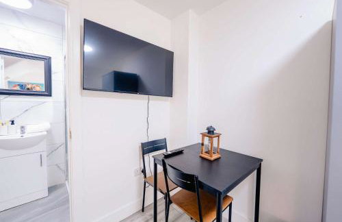 Relaxing Studio Escape - Hot Tub - Photo 11