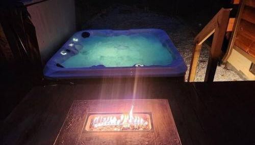 Rustic Modern Cabin with Hot Tub near rafting and Great Smokey Mountains - Foto 3