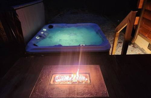 Rustic Modern Cabin with Hot Tub near rafting and Great Smokey Mountains - Foto 3