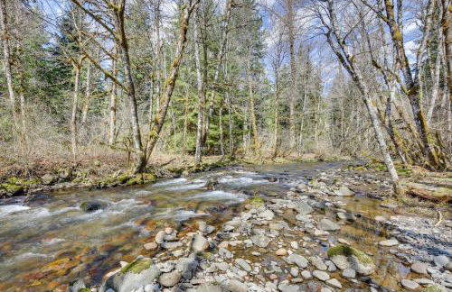 Peaceful Rhododendron Cabin with Fire Pit and Hot Tub! - Foto 32