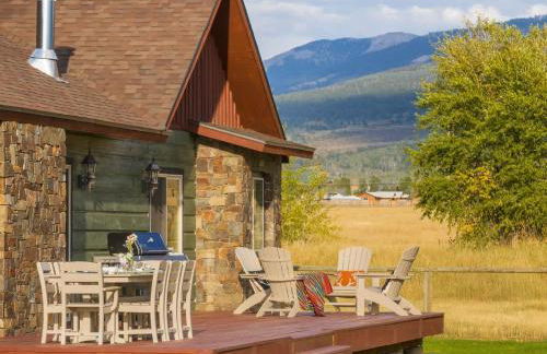 Family Fun Fireplace & Huge Deck - Photo 4