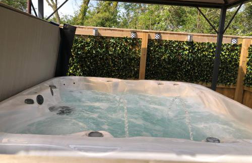 Spacious Lodge With Hot Tub - Foto 12