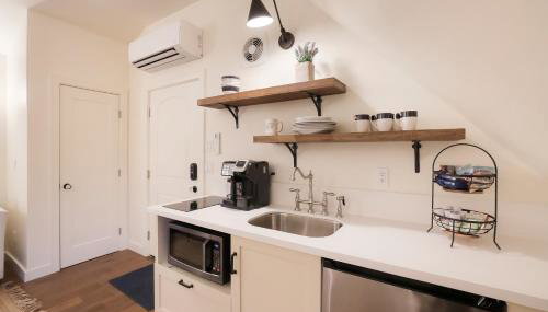 New Tudor Cottage one block from Chico State and downtown with private garage - Foto 5