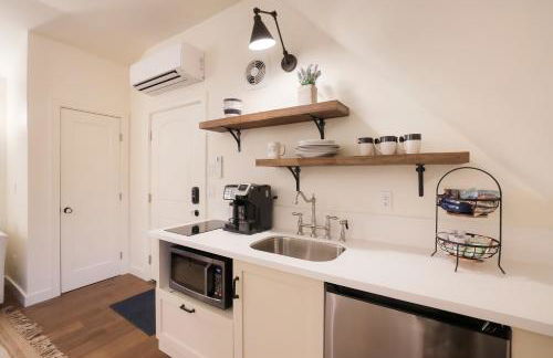 New Tudor Cottage one block from Chico State and downtown with private garage - Foto 5