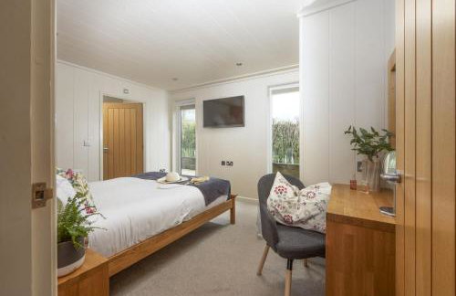 Cedar Lodge, Strawberryfield Park - Photo 9