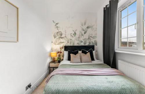 Perfect Booking 4 Bed Home in Cheltenham - Photo 8