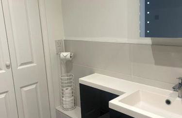 2 Bedroom Flat Bracknell Free Parking - Photo 5