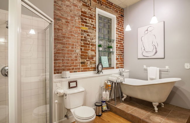 Elegant Loft-style Retreat in Old Firehouse Alley - Foto 8