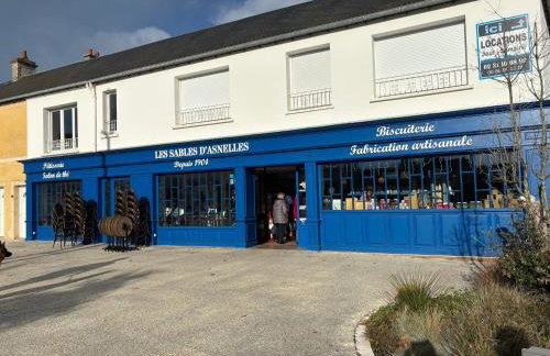 Les Voiles, maison bien équipée 10 p 2 sdb, 2 WC, spacieuse lumineuse avec jardin clos, garage, terrasse, parking privatif, à 950 m de la plage d'Asnelles et tous commerces, près de Bayeux et Arromanches, chiens bienvenus - Foto 52