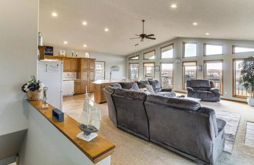 Deck with Lake Mac View! Spacious Family Retreat - Foto 4