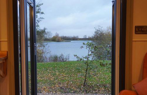 The Dragonfly - Luxury Lakeside Shepherds Hut - Foto 22