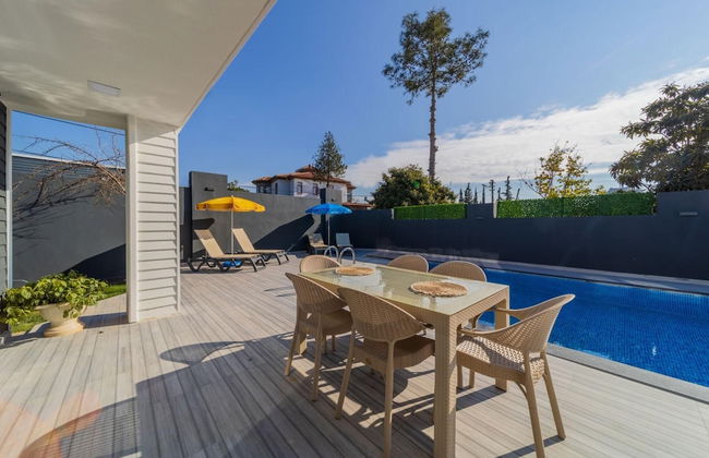 Villa With Pool and Backyard in Kepez - Photo 21