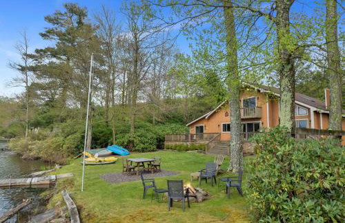 Lakefront Family Home, Kayaks, Hot Tub, Fireplace - Foto 8