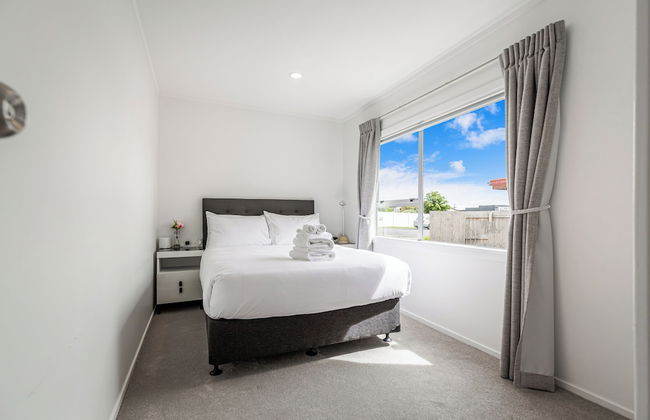 Spacious Renovated 3BR in Ellerslie I Zodiak Stays - Photo 2