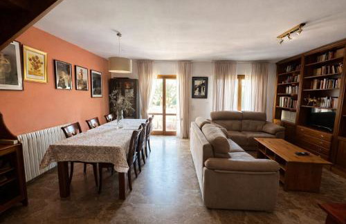 Amplio y Cómodo chalet a 15 minutos del centro con piscina y pistas de tenis - Foto 12