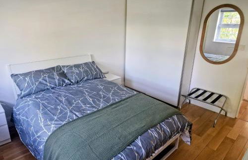 Bright 2-Bed Flat with Free Parking near Whetstone - Foto 7