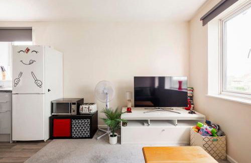 Charming Entire 2-Bedroom House in Milton Keynes - Photo 4