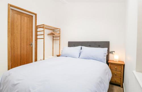 The Netherend Inn - Pet Friendly Haven - Photo 12