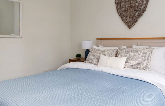 Coastal Retreat for 8 With Hot Tub - Walk to Beach - Foto 28