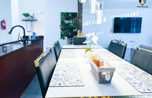 The Stallion #103 - Walk to Attractions - Modern 2BD Loft in Downtown with Patio - Foto 7