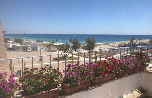 A 100metri dal mare difronte alla torre saracena. - Foto 10