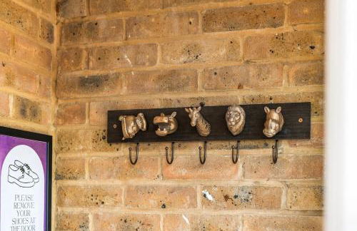 Stylish 5-Bedroom House, Accommodates 10, Fast Wi-Fi & Private Garden - Foto 12