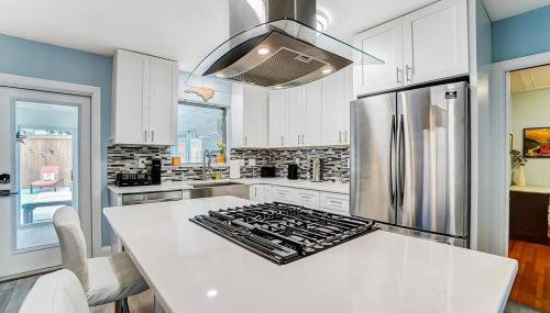 Poolside Bungalow with Fire Pit Fun and King Suite - Foto 5