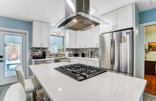 Poolside Bungalow with Fire Pit Fun and King Suite - Foto 5